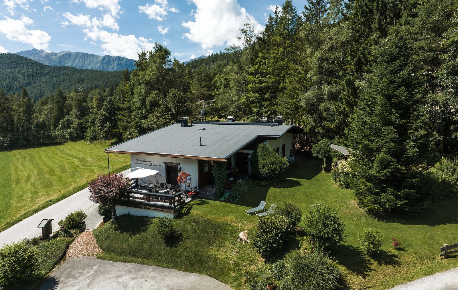 Haus Bianca von oben – ruhig am Waldrand gelegen