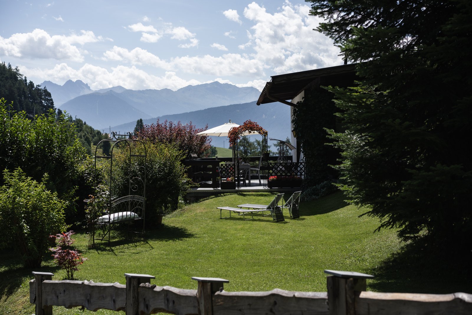 Garten von Haus Bianca mit Liegestühlen und Blick auf die Tiroler Berge