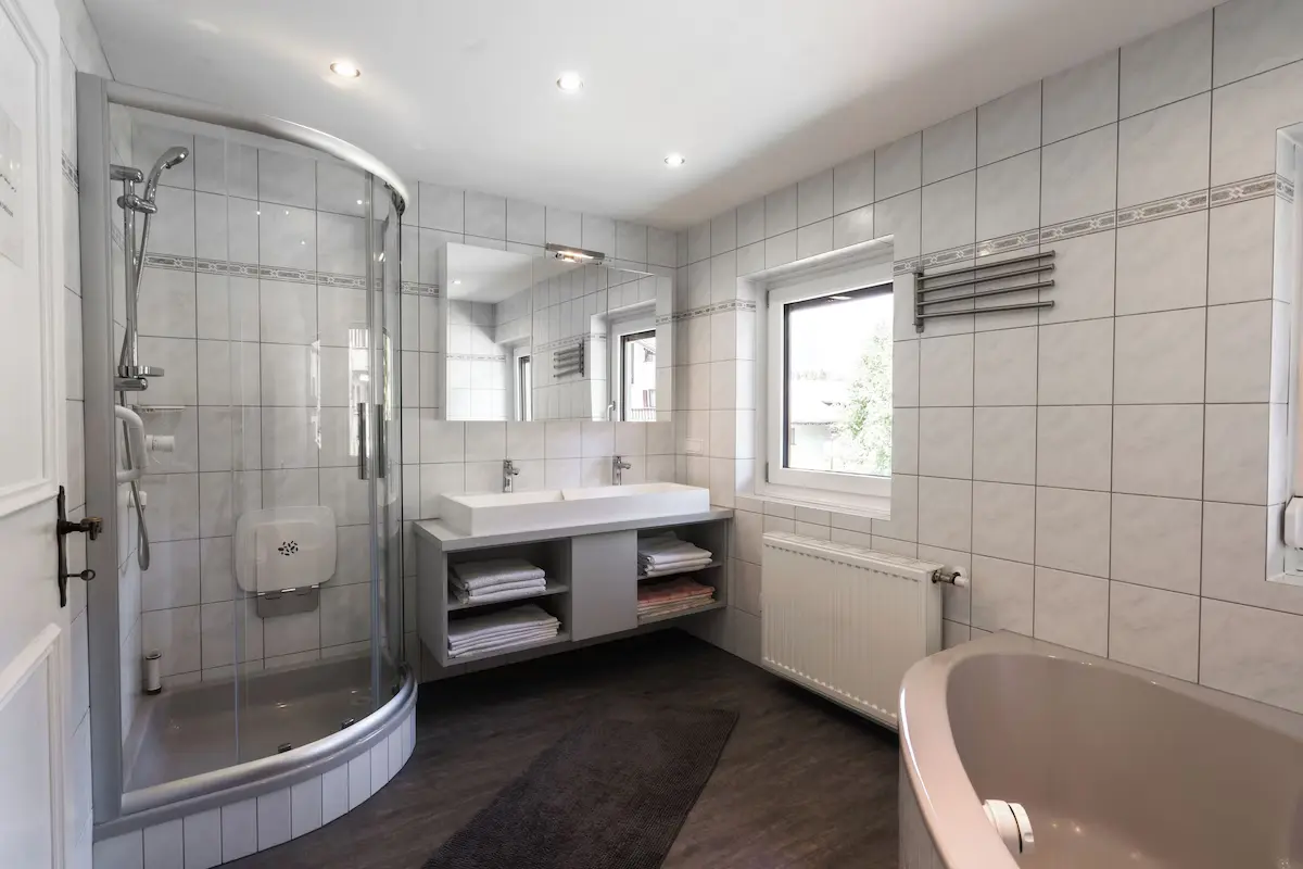 Großes Badezimmer mit Dusche und Badewanne