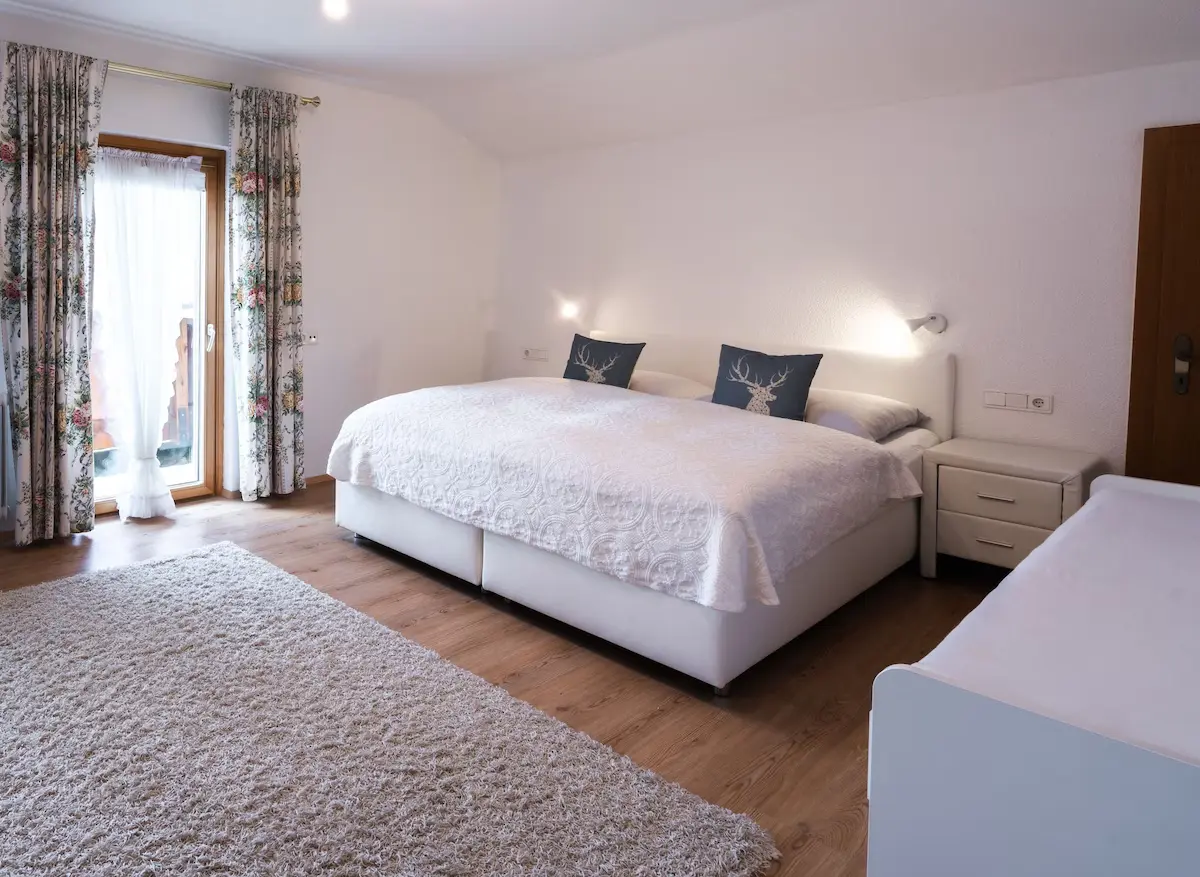 Schlafzimmer mit Doppelbett und Balkontür