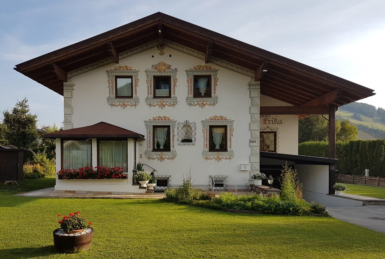 Haus Erika mit bemalter Tiroler Fassade und gepflegtem Garten