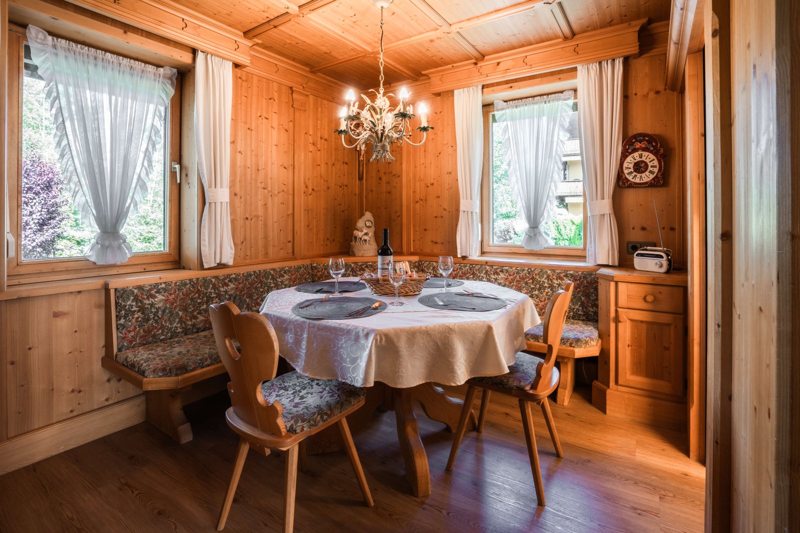 Gemütliche Tiroler Holzstube mit Eckbank