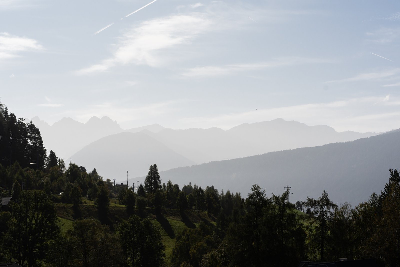 Blick über die Wälder des Seefelder Plateaus auf die Tiroler Bergketten
